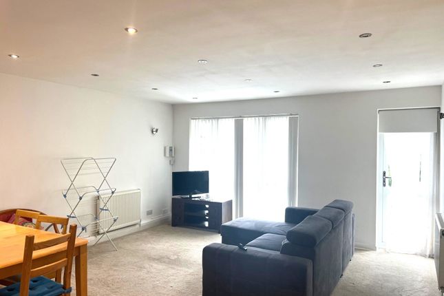Flat to rent in White House Drive, Stanmore