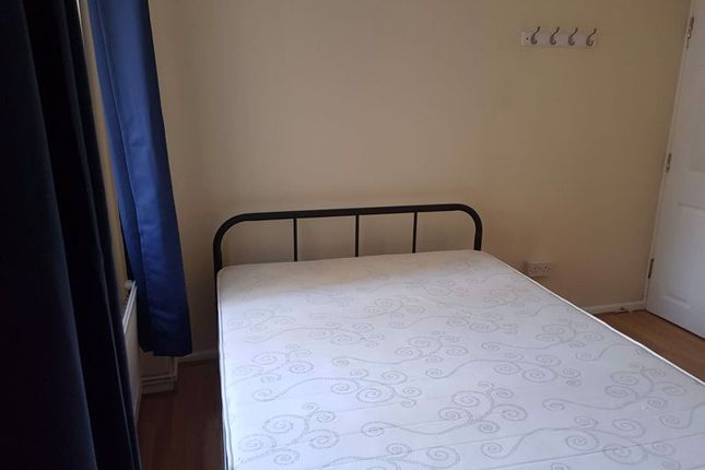 Flat to rent in Four Bedroom Flat, Denmark Hill Estate, London