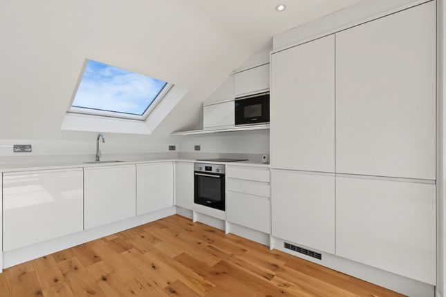 Flat 2, 17 Cardwell Road, London photo 3