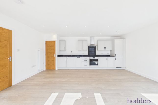 Flat 3 Lantern House Hamilton Court,, Gogmore Lane, Chertsey photo 3