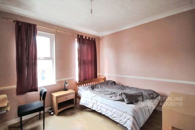 147, Walnut Tree Close, Surrey photo 3