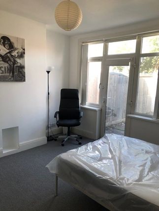 Flat to rent in Queensland Avenue, Coventry