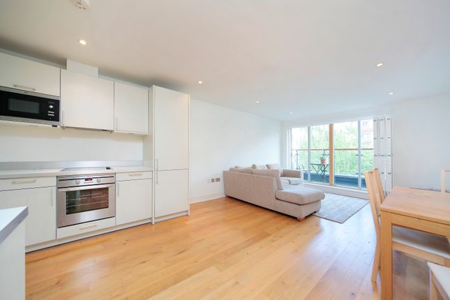 Thumbnail Flat for sale in Houghton Square, Clapham, London