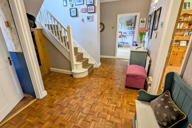 9, Priory Close, Carmarthen photo 4