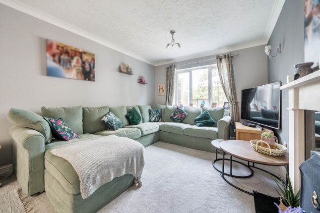 16, Wychwood Close, Carterton photo 3