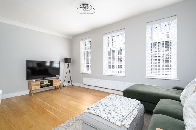 Stable Lodge, 24a High Street, Esher photo 4