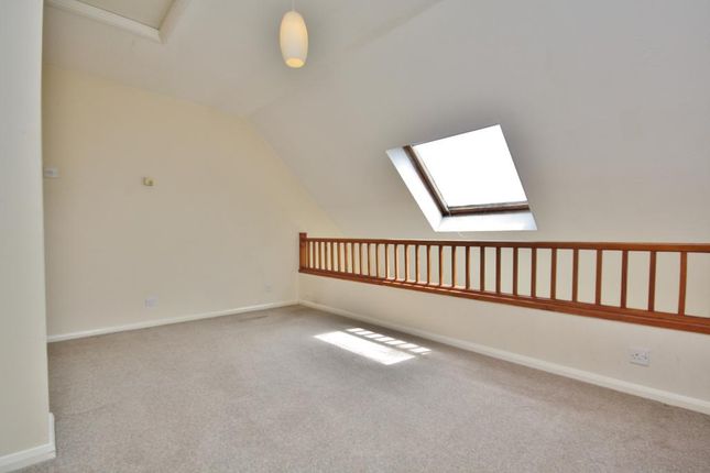 Flat to rent in Colburn Crescent, Guildford, Surrey