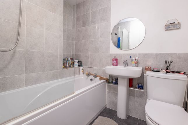 Ivybridge Close, Twickenham photo 4