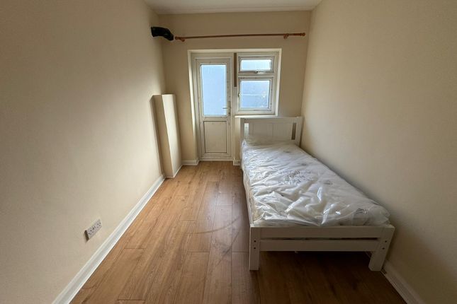 Thumbnail Shared accommodation to rent in Longford Gardens, Hayes