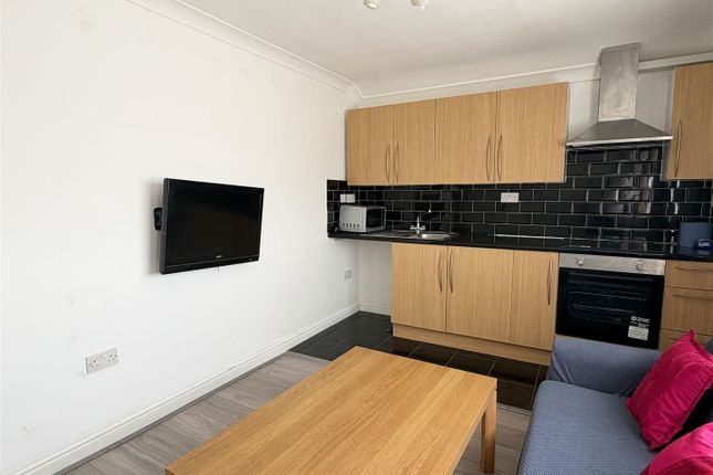 First Floor Flat, 134 Clare Road, Staines-Upon-Thames photo 3