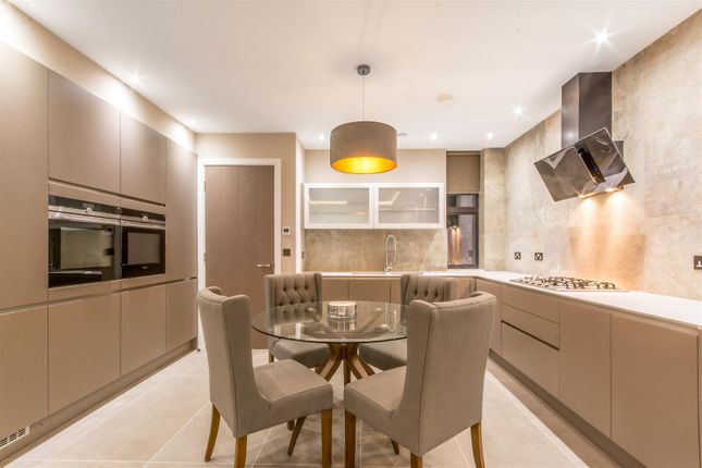 Flat for sale in The Grove, London