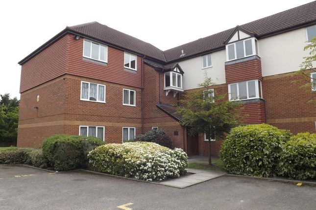 Flat to rent in Moray Close, Edgware