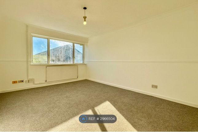Sandy Hill Road, Farnham photo 2