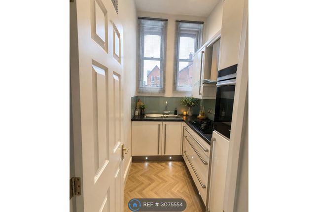 Flat, Osborne House Hampstead Avenue, Woodford Green photo 3