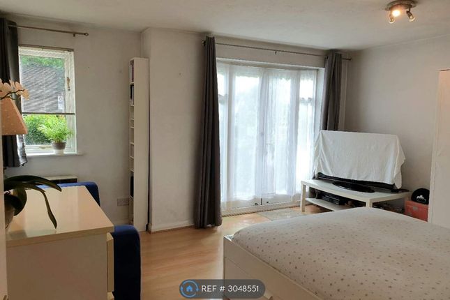 Flat, Parkview Court Broomhill Road, London photo 4