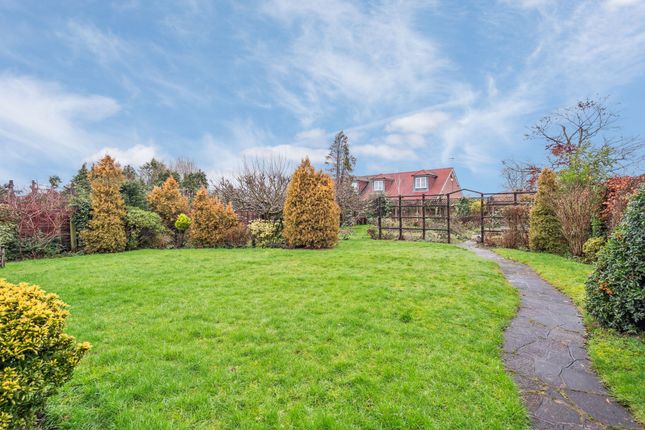 80 Chiltern Avenue, Bushey photo 3