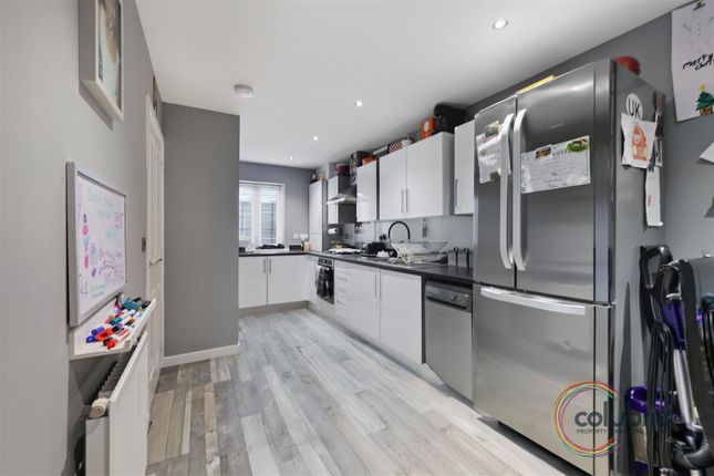 12, Colburn Way, Grays photo 4