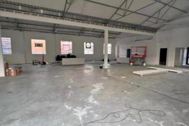 Warehouse to let in Trafford Road, Reading