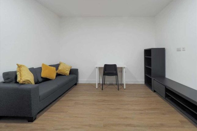 16 Room 3, The Meadow Way, Harrow photo 2
