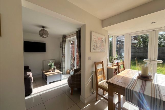 32, Cowley Meadow Way, CRICK photo 4
