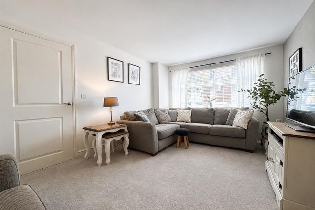 12, Elizabeth Close, Leicester photo 4