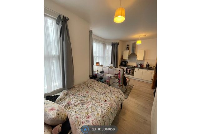 Flat, London photo 3