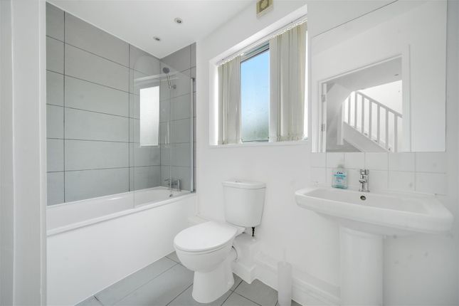 Flat 5, 249, Hermit Road, London photo 4
