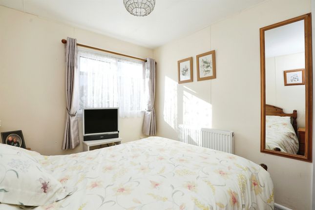 Mobile/park home for sale in Woodcot Park, Wilmcote, Stratford-Upon-Avon