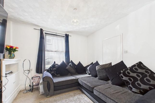 2-bed house on Torquay, £1,000/mo
