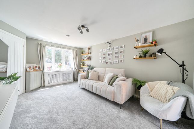 12 Pear Close, Exeter photo 3