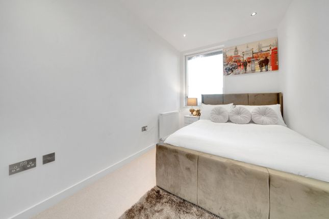 Thumbnail Room to rent in Shackleton Way, London