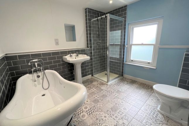 31, Glebeland Gardens, Shepperton photo 5