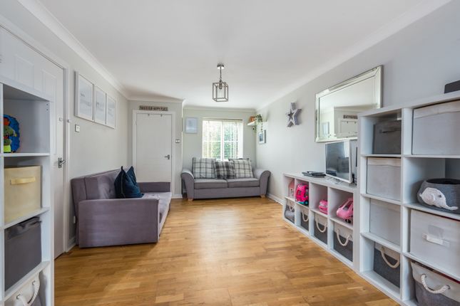 2, Corfe Way, Farnborough photo 2