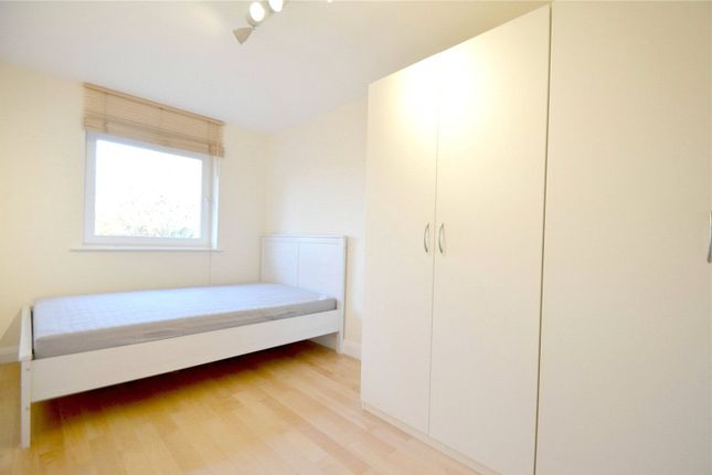 15, Manning Gardens, Surrey photo 4