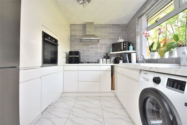 29, Farnham Croft, West Yorkshire photo 4