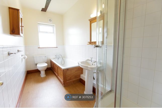 Flat, Charlton Road, Shepperton photo 4