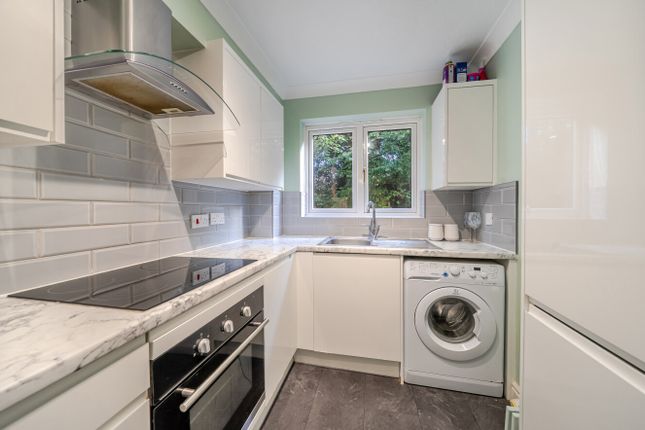 4, Minley Grove, Fleet photo 4