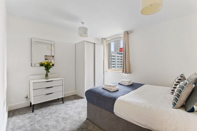 Flat to rent in Mastmaker Road, South Quay, Canary Wharf