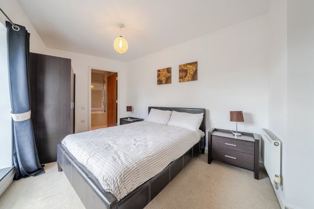 301, Lumiere Apartments, 58, St. John's Hill, London photo 4