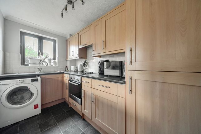 24, Devoil Close, Surrey photo 2