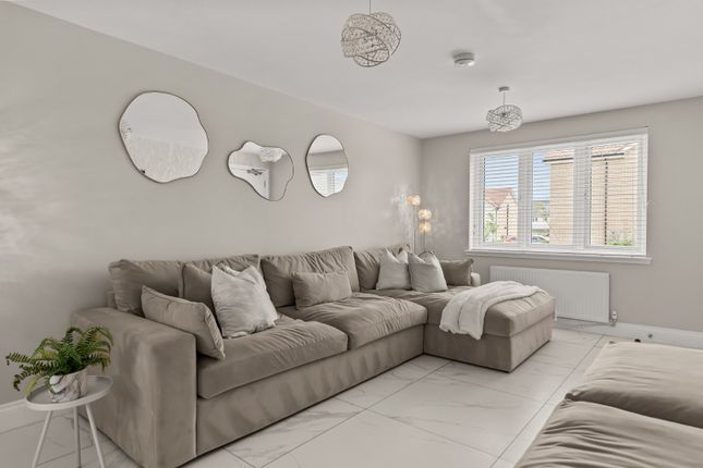 10 Baird Square, East Calder, West Lothian photo 3
