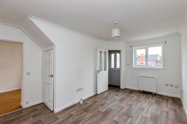 33, Edwards Way, March photo 3