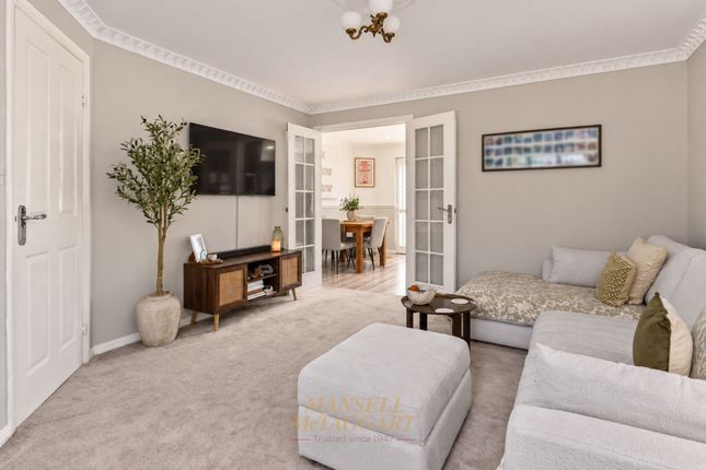 25 Lulworth Close, Crawley photo 3
