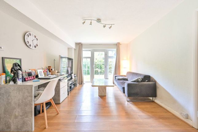 Thumbnail Flat for sale in Freshborough Court, Guildford