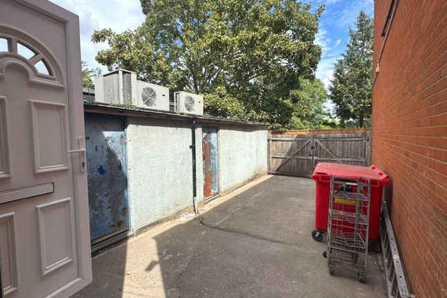 96 A, Harlington Road West, Feltham photo 3