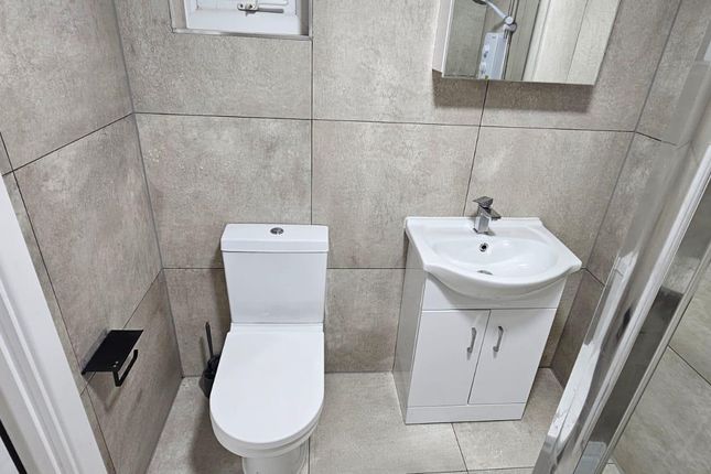Garden Flat, 87A, Hood Avenue, London photo 4