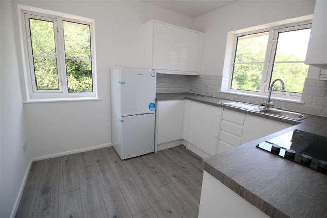38, Fenchurch Road, Crawley photo 3