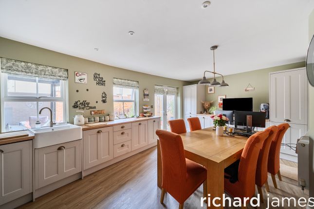 52, Dowland Close, Swindon photo 2