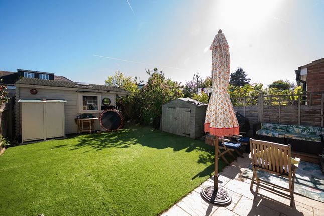 35 Rivermeads Avenue, Twickenham photo 4