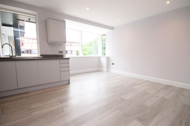 Flat 22, Tanner House, Challenge Court, Leatherhead photo 3